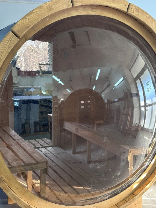 Wnętrze sauny Lunazen z panoramiczną szybą kopułową. Naturalne drewno, przestrzeń relaksu i widok, który tworzy wyjątkowe doświadczenie saunowania.