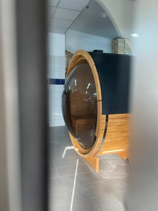 Detal panoramicznej szyby w saunie SpaDucha Lunazen. Kopułowa konstrukcja ze szkła hartowanego zapewniająca światło i widok podczas seansu.