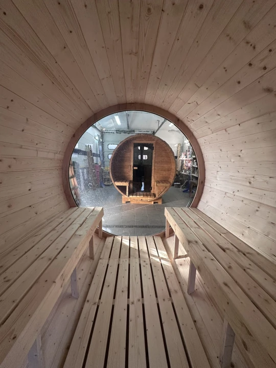 Wnętrze sauny Lunazen z piecem elektrycznym lub opalanym drewnem. Funkcjonalna przestrzeń zaprojektowana z myślą o komforcie użytkowania.