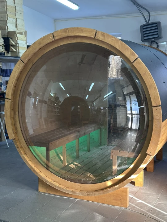 Przedsionek sauny SpaDucha Lunazen. Funkcjonalne wejście do sauny kopułowej, zaprojektowane z myślą o komforcie i estetyce użytkowania.