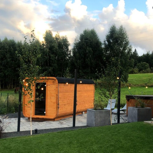 sauna-ogrodowa-qubik-lux-spaducha-front-panorama.jpg